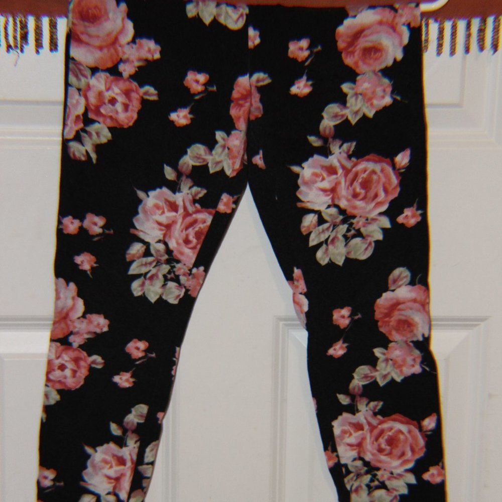 Forever 21 Rose print leggings Size XS